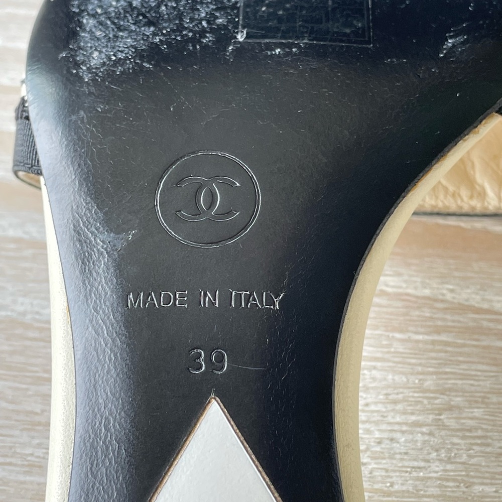 CHANEL White Leather Embroidered CC Slide Mules 39 - Picture 14 of 14